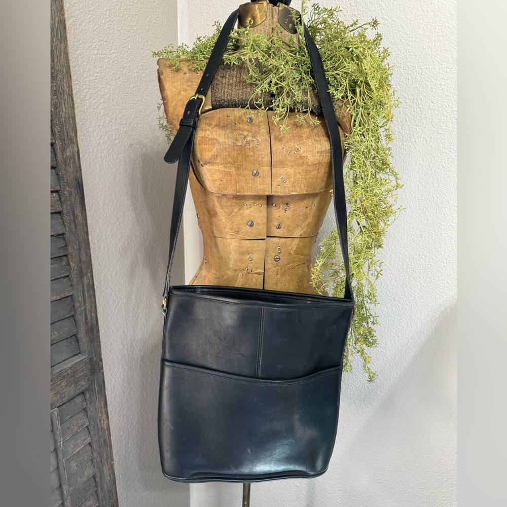 COACH- vintage 90’s classic leather bag/crossbody!